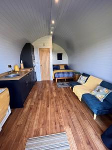 切斯特Honeypot Hideaways Luxury Glamping - Exclusively for Adults的带沙发和水槽的客厅