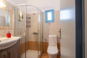 佩里萨阿德菲公寓的带淋浴、卫生间和盥洗盆的浴室