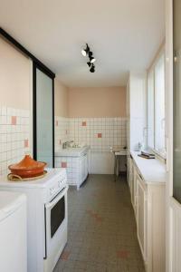 帕塞南L'Anjépie的厨房配有白色炉灶和水槽