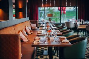 奥斯特赞奥斯特萨恩凡德瓦克酒店 - 阿姆斯特丹的长餐厅,配有长桌子和椅子