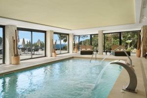 坎普德玛Bahía Suites Camp de Mar的海景酒店游泳池