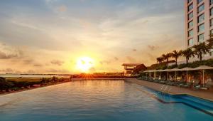 马六甲马六甲假日酒店的日落时分享有度假村游泳池的景致