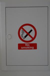 莱比锡科孔公寓酒店的墙上的标志,表示禁止吸烟