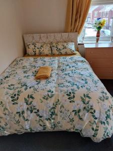 Hebburn-on-TyneThe Cosy 2 bedroom flat, sleeps 6的床上有毯子和枕头
