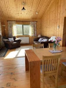 彭赞斯Rural Wood Cabin - less than 3 miles from St Ives的客厅配有桌子和沙发