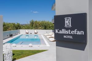 基萨莫斯Kallistefan的游泳池旁酒店标志