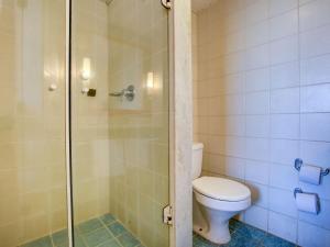 维多利亚维多利亚普拉亚多康拓宜必思酒店的一间带卫生间和淋浴的浴室