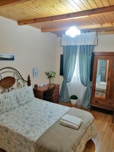 萨莫斯Casa Licerio的一间卧室配有一张床、一张书桌和一个窗户。