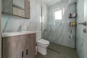 斯卡拉Amazing New Apartment in Skala的浴室配有卫生间、盥洗盆和淋浴。