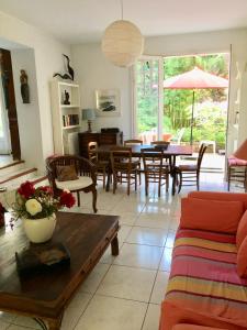 拉波勒Villa 10-12 pers centre La Baule 300m de la Mer的客厅配有沙发和桌子