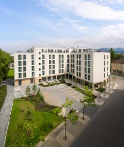 罗森海姆Holiday Inn Express - Rosenheim, an IHG Hotel的享有白色建筑的空中景致,设有庭院