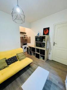 巴黎Appartement en plein coeur du 10eme et proche de plusieurs Gares的客厅配有黄色的沙发和桌子