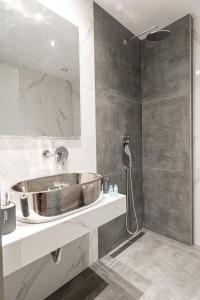 利迈纳里亚Senso Deluxe的一间带水槽和淋浴的浴室