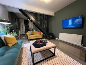 曼彻斯特City Haven Stylish Home的带沙发和电视的客厅