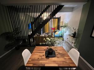 曼彻斯特City Haven Stylish Home的餐桌、白色椅子和楼梯
