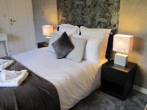 Saint-Malo des 3 FontainesC'est la vie的一间卧室配有带白色床单和枕头的床。