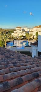 穆尔西亚La Torre Golf Resort, Mero, Torre-Pacheco, Murcia的从大楼屋顶上可欣赏到游泳池的景色