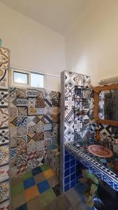 杰迪代Dar ziane 1的浴室墙壁上铺有彩色瓷砖
