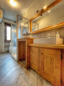 切萨纳·都灵尼斯Il nido dello Chaberton的一间带水槽和镜子的浴室
