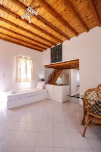 米克诺斯城Mykonos in White的客厅设有床和窗户