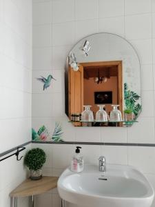 萨莫斯Casa Licerio的一间带水槽和镜子的浴室