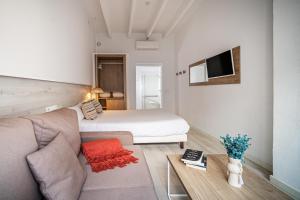 休达德亚Xubec - Albergue Juvenil的客厅配有沙发和一张位于房间的床