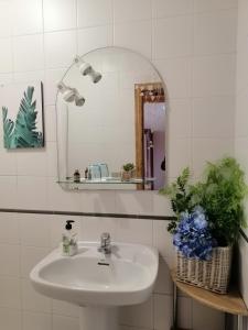 萨莫斯Casa Licerio的白色的浴室设有水槽和镜子