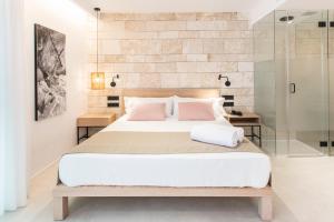 拉萨维纳Can Micalet的一间卧室设有一张床和一个玻璃淋浴间