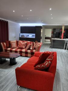 格拉斯哥Glassford House的客厅配有红色的沙发和桌子