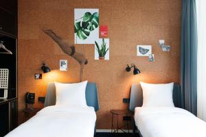 Conscious Hotel Amsterdam City - The Tire Station客房内的一张或多张床位