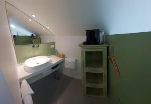 雅莱Cosy Corner的一间带水槽和镜子的浴室