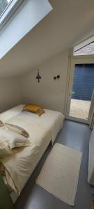 雅莱Cosy Corner的一间小卧室,配有两张床和窗户