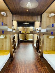 马尔冈City Stay AC Deluxe Hostel的一间设有几张双层床的客房