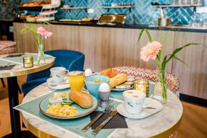 法尔肯堡伯特威克酒店的一张桌子,上面有早餐食品和咖啡