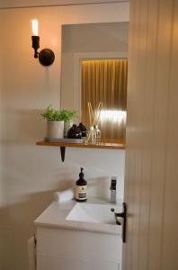 圣海伦斯Bay Of Fires Apartments的浴室设有白色水槽和镜子