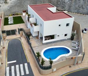 阿德耶Luxury Villa Masca private heated pool的一座带游泳池的房子的模型