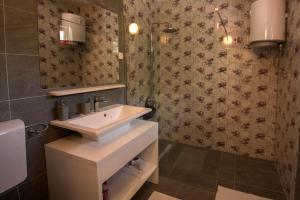 斯顿Studio apartman ROZA的一间带水槽和镜子的浴室