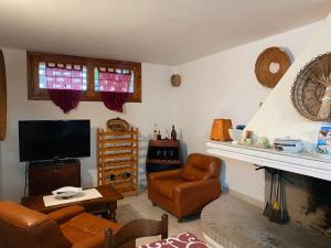 MasainasLa conchiglia的带沙发和壁炉的客厅
