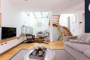伦敦NEW Stunning 5BD Mews House的带沙发和电视的客厅