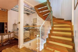伦敦NEW Stunning 5BD Mews House的家庭中的一个玻璃楼梯,带有客厅