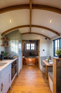 伍斯特Monkwood Shepherds Hut - Ockeridge Rural Retreats的厨房配有水槽和浴缸。