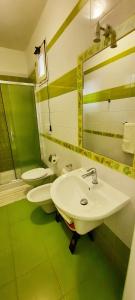 维耶斯泰梅里谷别墅公寓的浴室设有2个卫生间、水槽和镜子
