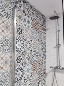 塞尔塞迪利亚EL MOTIVO的浴室的墙壁上设有瓷砖和淋浴。