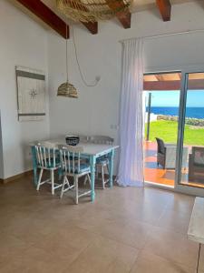 卡兰博希Villa Calma的一间带桌椅的海景用餐室