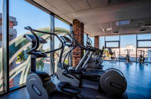塞内奇海豚酒店的大楼内带2台有氧运动器材的健身房