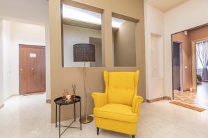 特尔尼Galvani Apartments的客厅配有黄色椅子和桌子