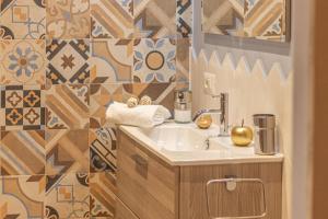 特尔尼Galvani Apartments的一间带水槽和瓷砖墙的浴室
