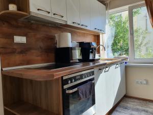 鲁塞Malavi KI top center studio Ruse的厨房配有白色橱柜和炉灶烤箱。