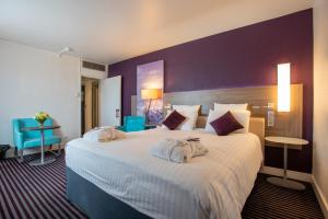 马赛美居马赛中心老城海港酒店的酒店客房带一张大床,带毛巾