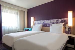 马赛美居马赛中心老城海港酒店的酒店客房设有两张床和窗户。